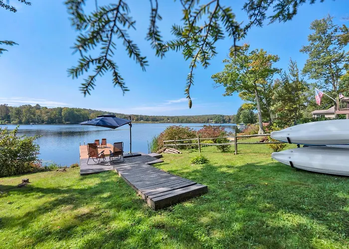 Lakeside, Dock, Hot Tub, Kayaks, Arcade, Playset