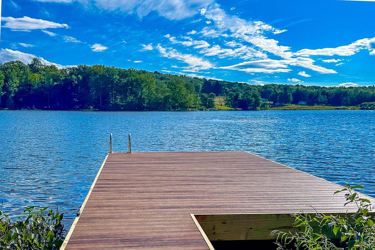 Casa de férias Lakeside, Dock, Hot Tub, Kayaks, Arcade, Playset *