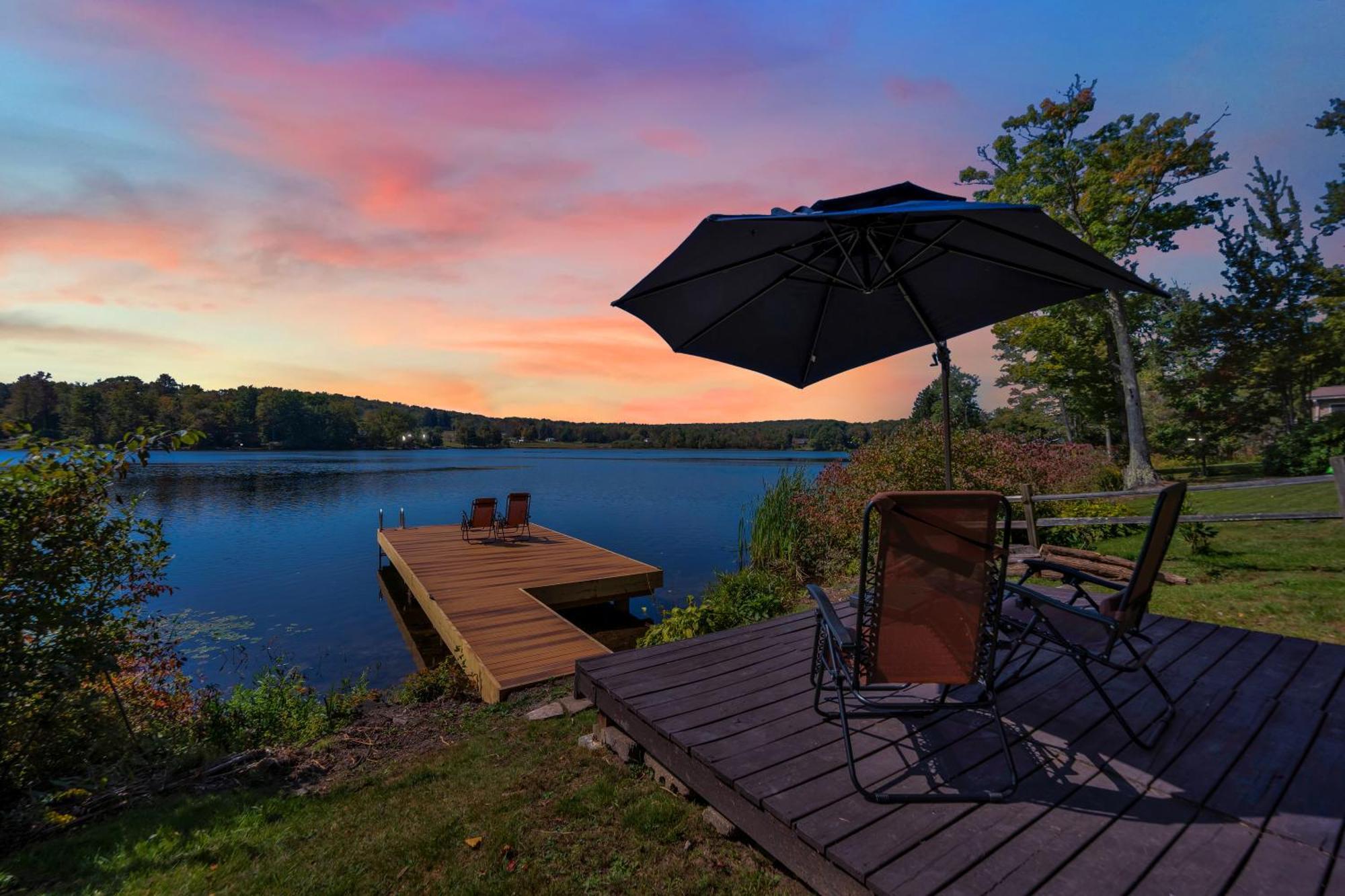Lakeside, Dock, Hot Tub, Kayaks, Arcade, Playset * Lake Ariel