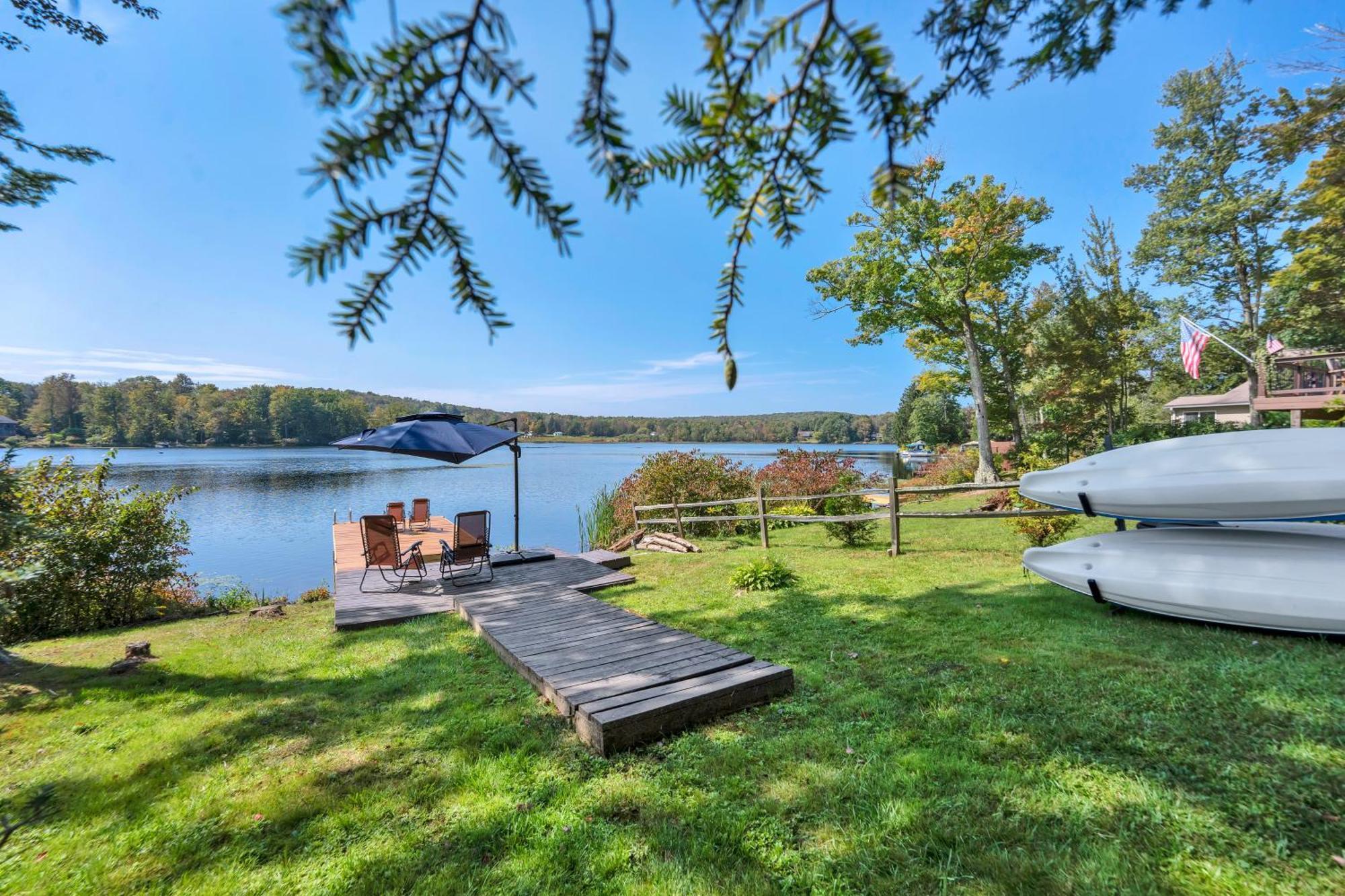 Lakeside, Dock, Hot Tub, Kayaks, Arcade, Playset * Lake Ariel
