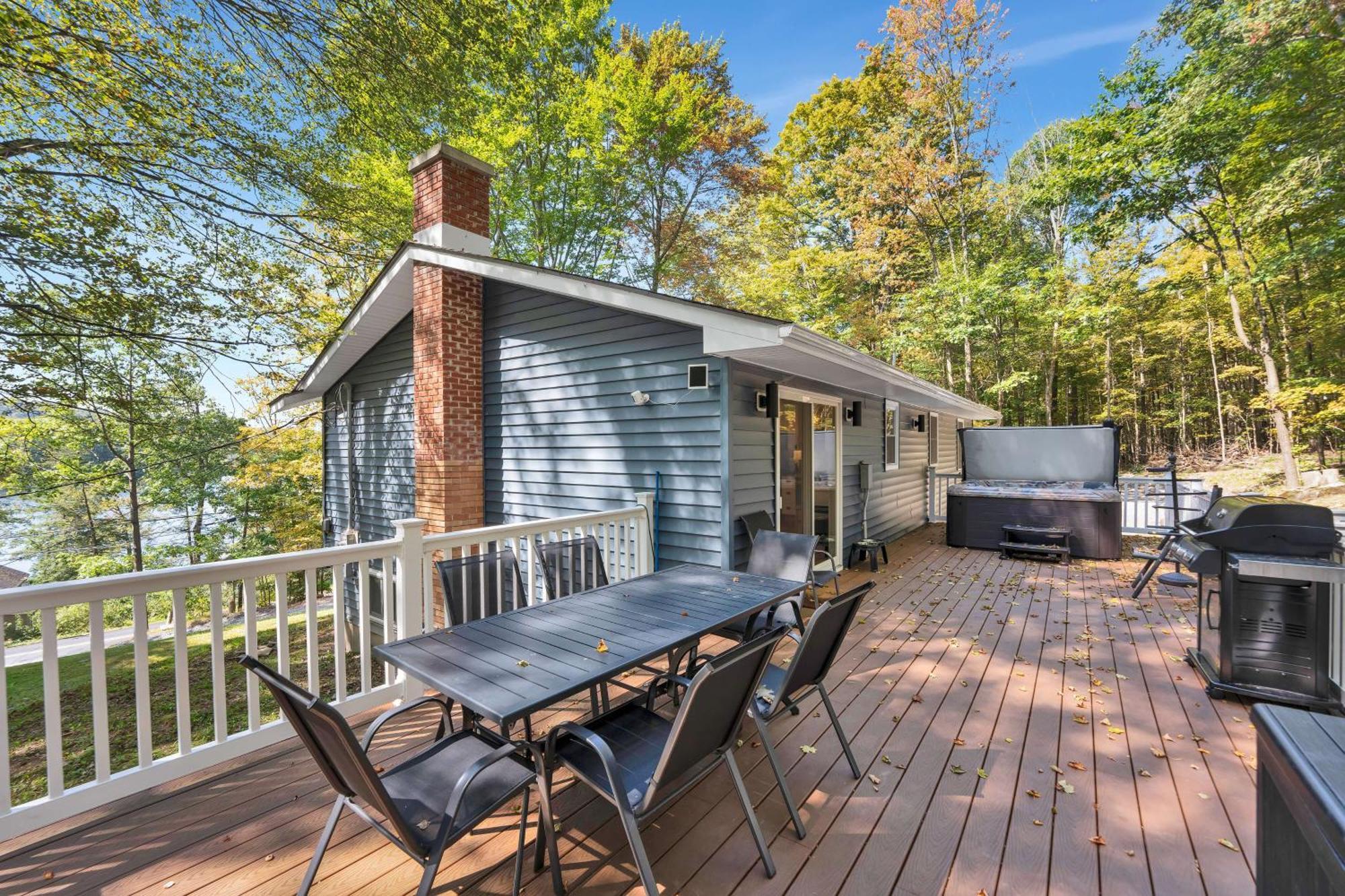 Lakeside, Dock, Hot Tub, Kayaks, Arcade, Playset * Lake Ariel