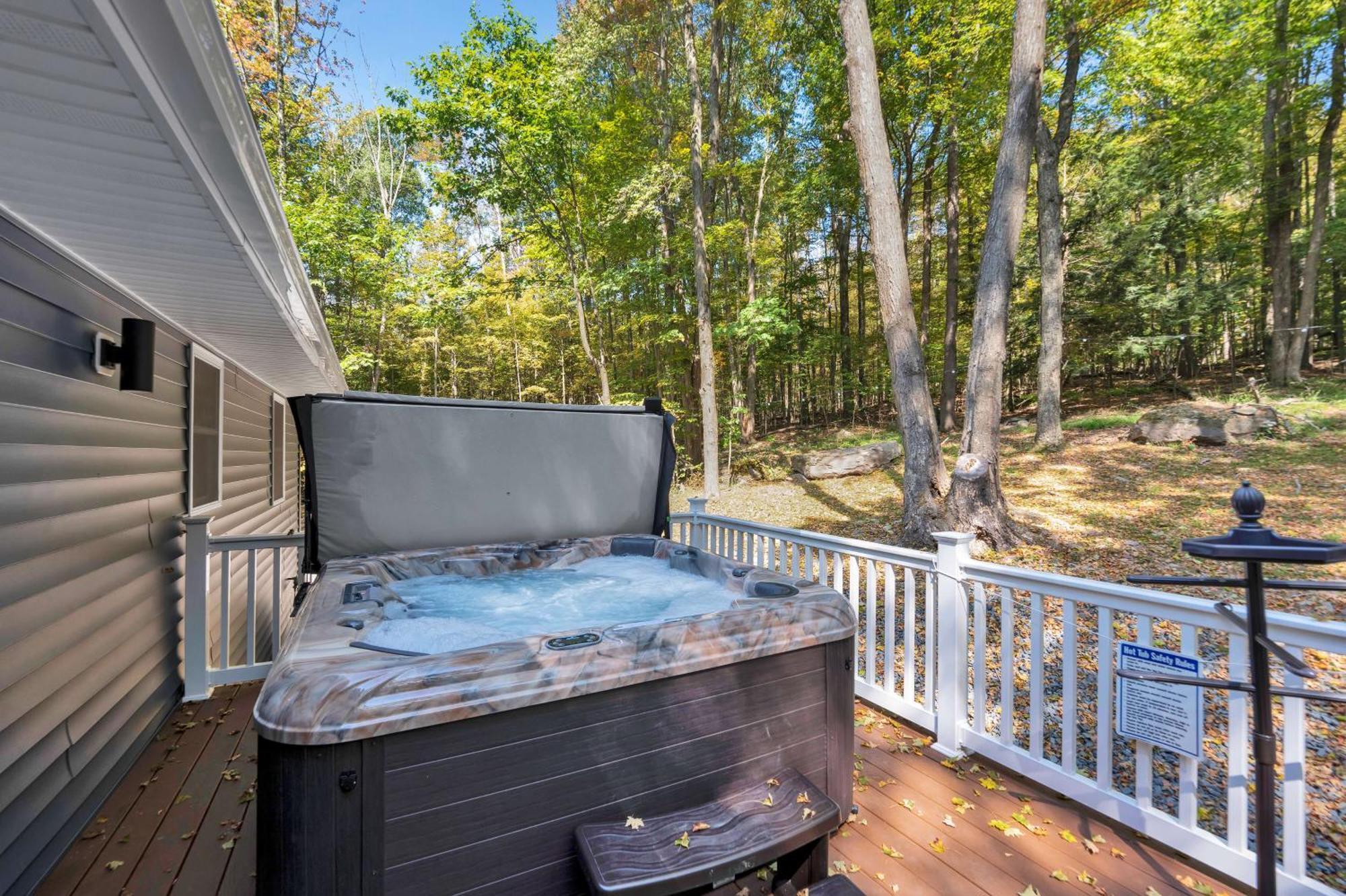 Lakeside, Dock, Hot Tub, Kayaks, Arcade, Playset *