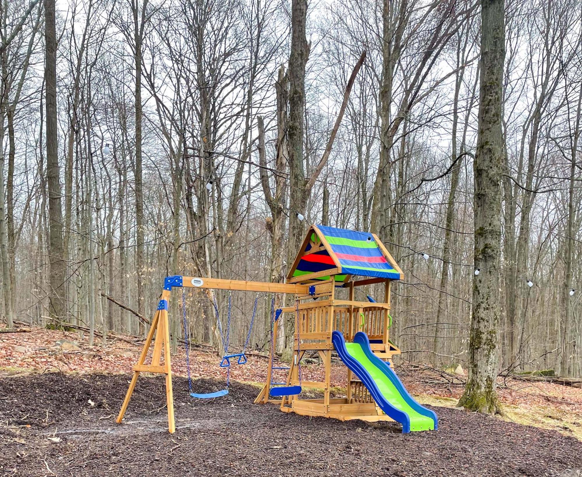 Lakeside, Dock, Hot Tub, Kayaks, Arcade, Playset
